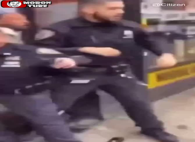 Video :Shaquan Cummings, 30, is surrounded by a ruthless mob after he is suspected of using a box cutter to slit the head of an 11-year-old child